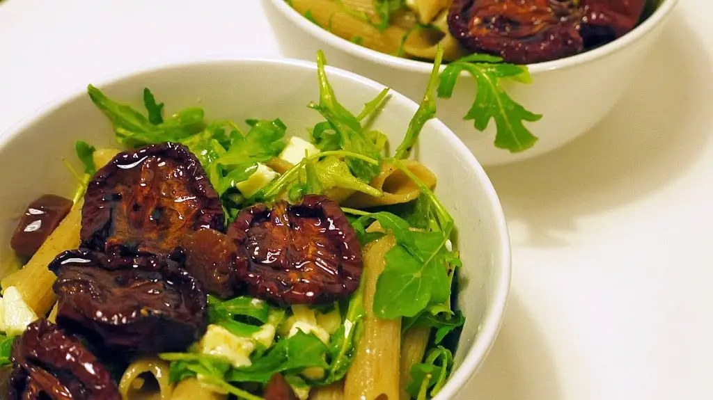 Makaron z rukolą, fetą i suszonymi pomidorami