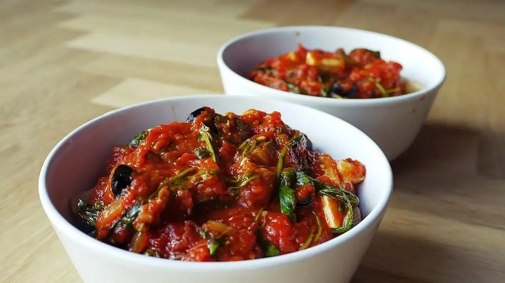 makaron z sosem pomidorowym