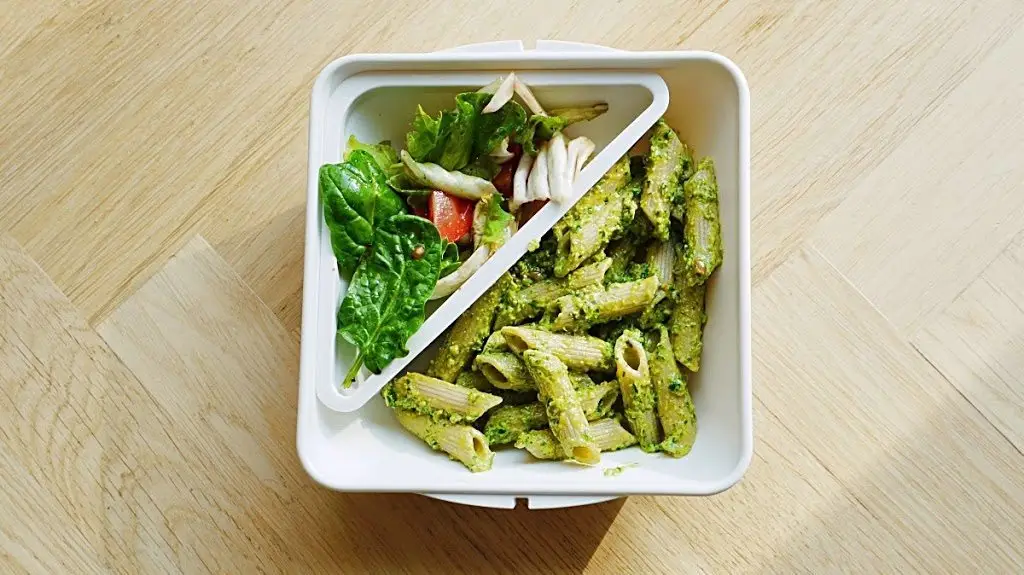 Co brać do pracy: makaron z pesto i sałata