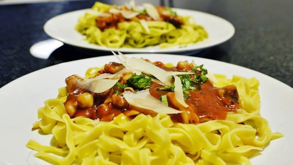 Owoce morza w sosie pomidorowym