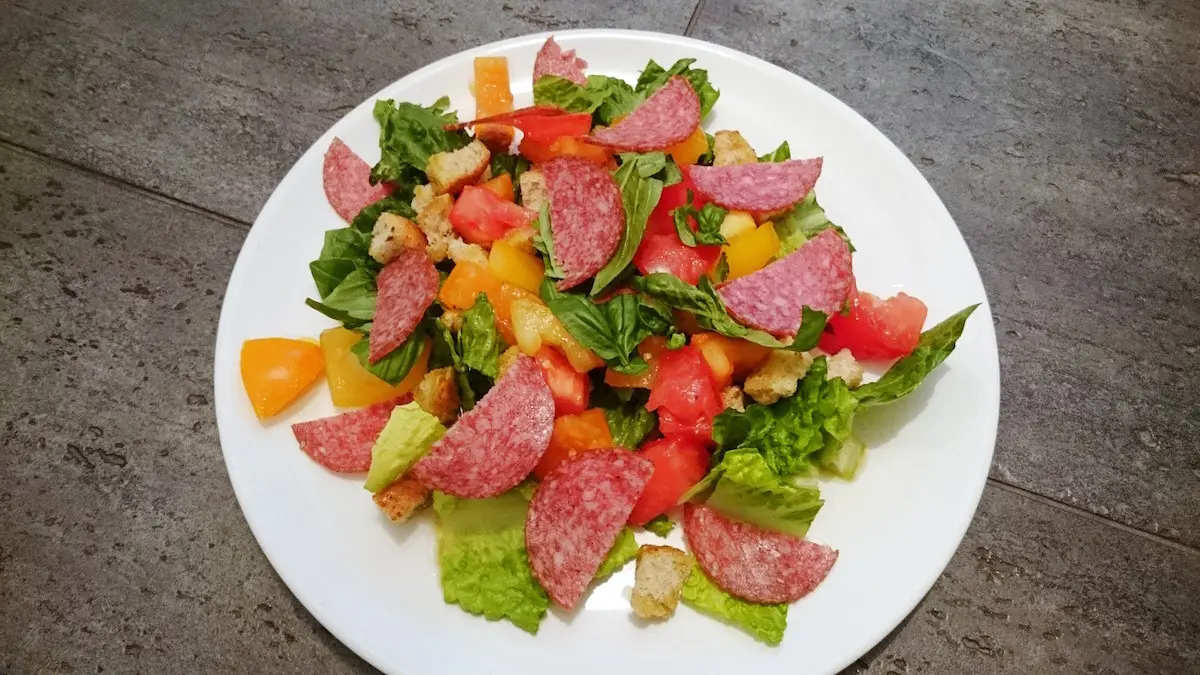 letnia salatka z salami