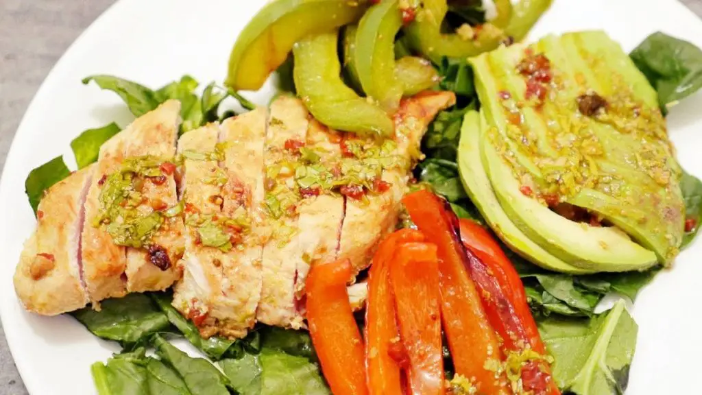 Sałatka z kurczakiem i awokado