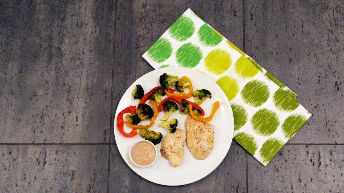 Pierś z kurczaka z warzywami i sosem