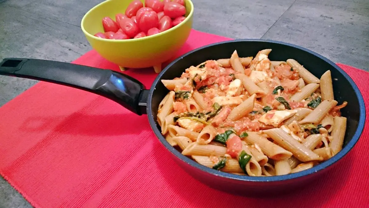 makaron z kurczakiem w kremowym sosie