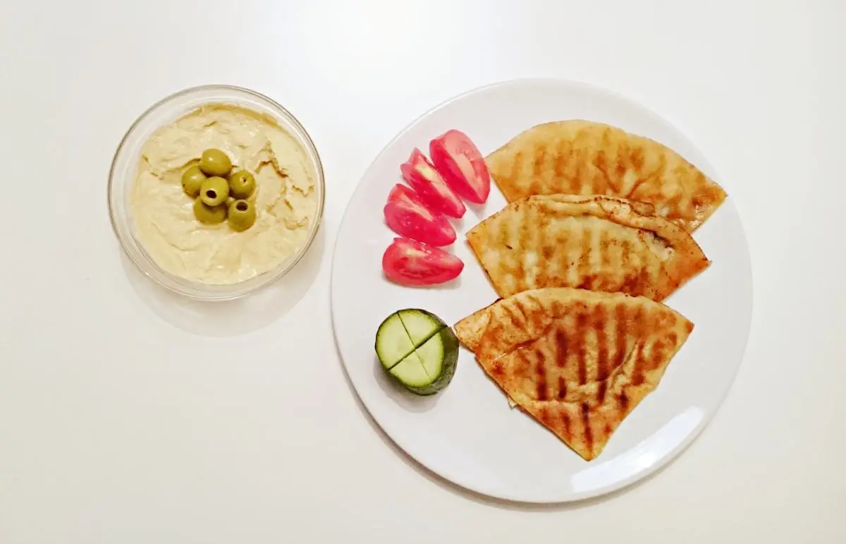 Chleb pita z mięsem (arayes)