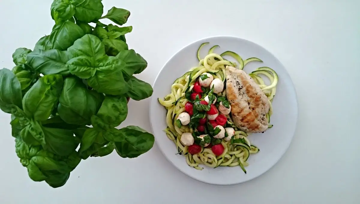 makaron z cukinii z kurczakiem