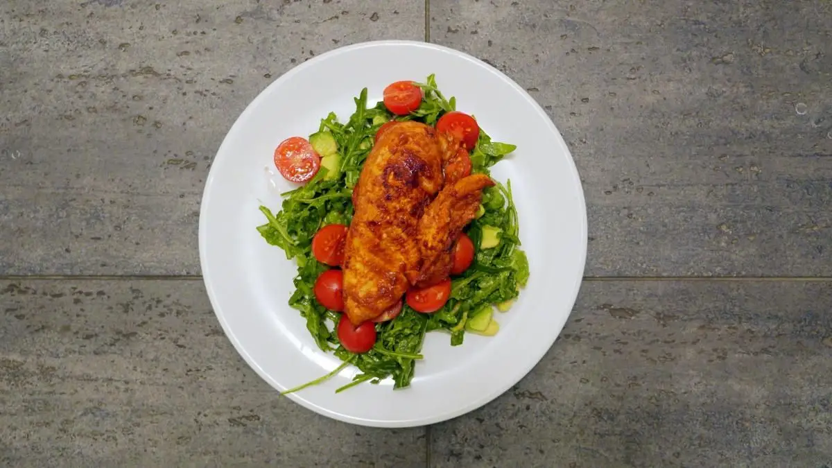 salata z kurczakiem i awokado