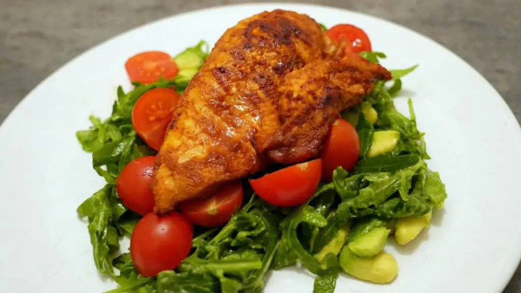 salata z kurczakiem i awokado