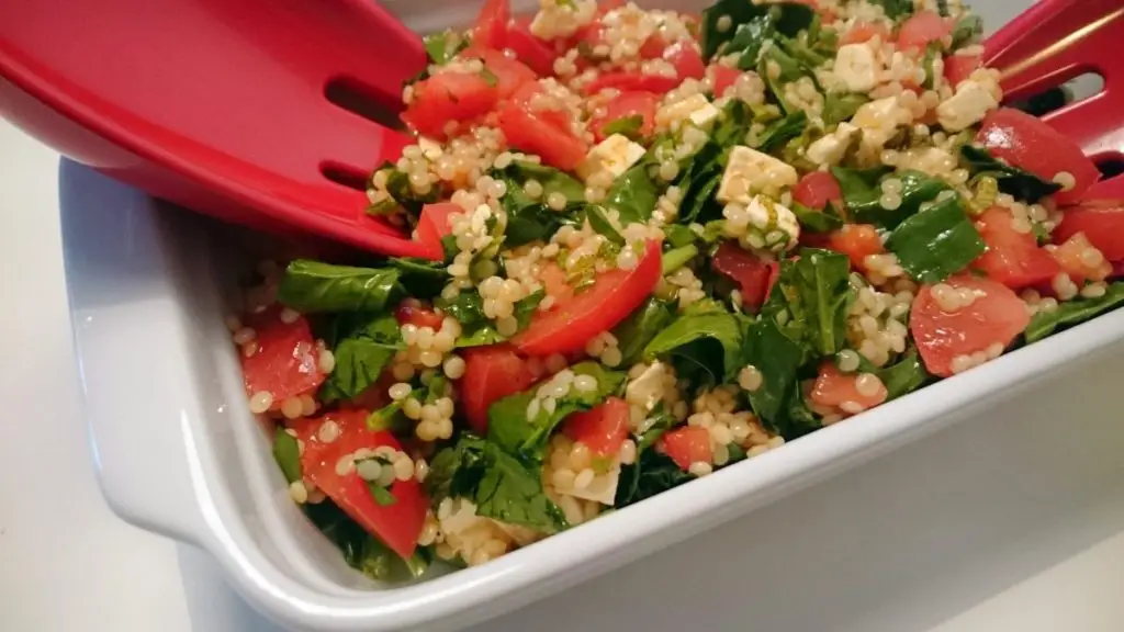 salatka z kuskusem i feta