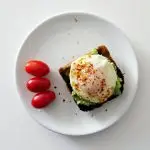 Jajka w koszulkach z awokado