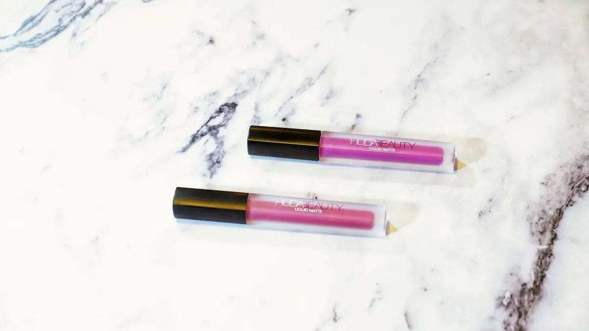 Jak rozpoznać podróbkę szminki Huda Beauty [+ WIDEO]