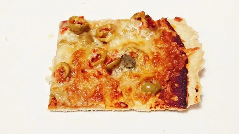 Błyskawiczna pizza na razowym cieście