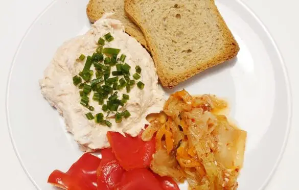 pasta z tuńczyka, sucharki, kimchi, papryka