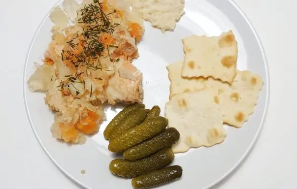 ryba w galarecie, chrzan, krakersy, ogórki konserwowe