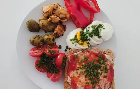 oliwki, karczochy, papryka, jajko, tost z pasztetem, ketchupem i szczypiorkiem, pomidory