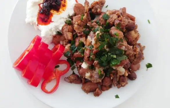 Twaróg z oliwą chili, papryka, fasola po arabsku