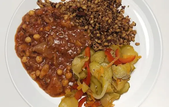 grzybny strogonow, quinoa z oliwkami i pomidorami, sałatka szwedzka