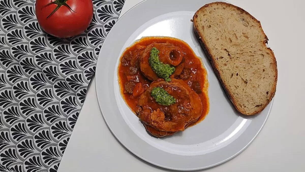 Duszona cielęcina z warzywami (osso buco alla milanese)