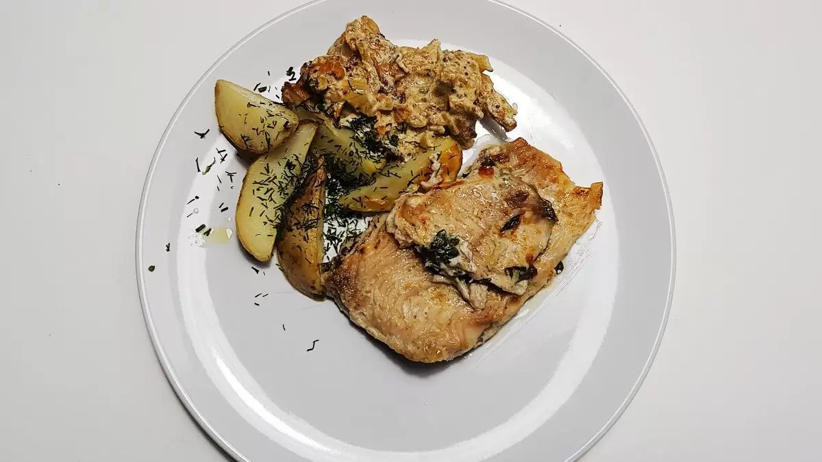 Karp pieczony w maśle z ziołami