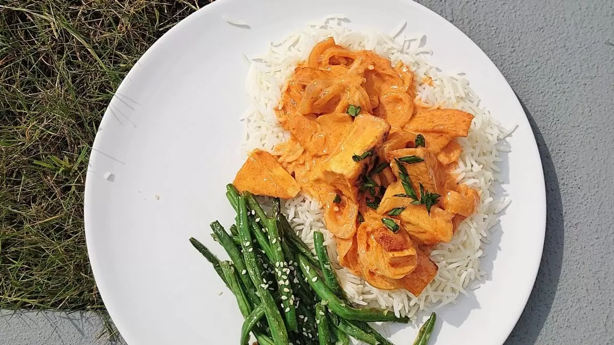 Tofu w sosie kokosowym z ryżem i fasolką