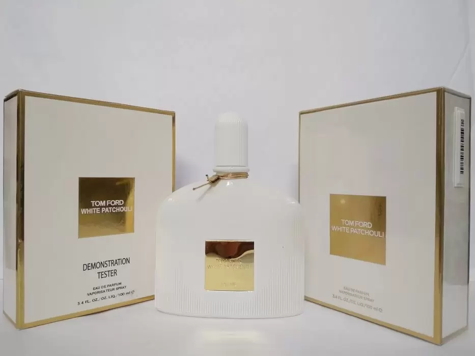 tom ford white patchouli czcionka na kartonie