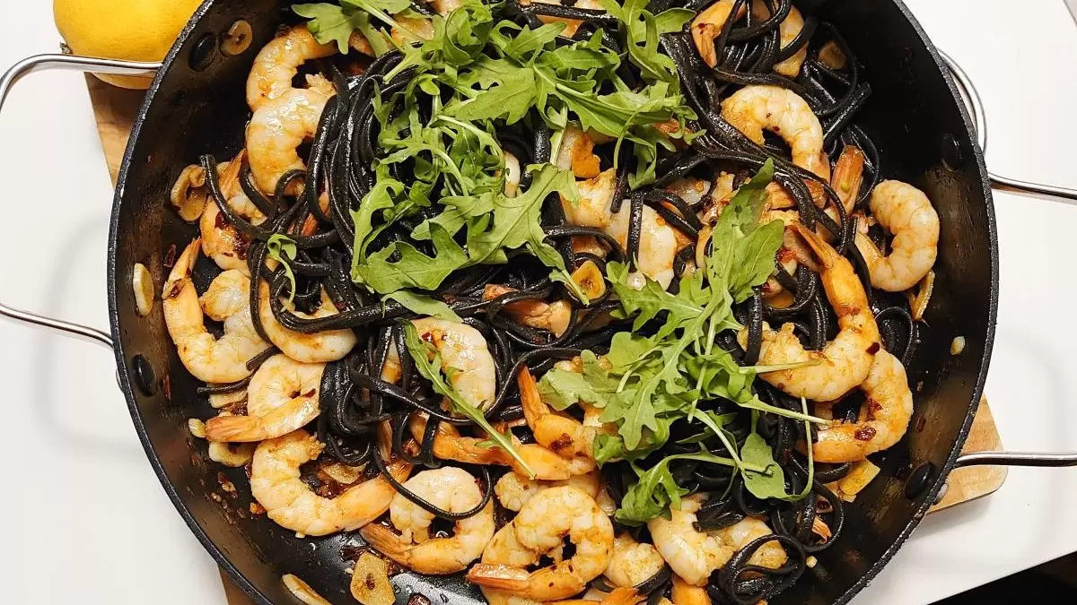 Czarny makaron z krewetkami