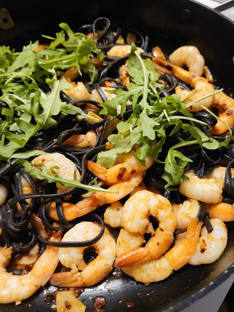 czarny makaron z krewetkami 