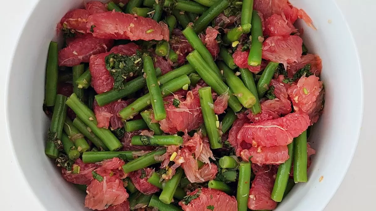 Sałatka z fasolką szparagową i grejpfrutem