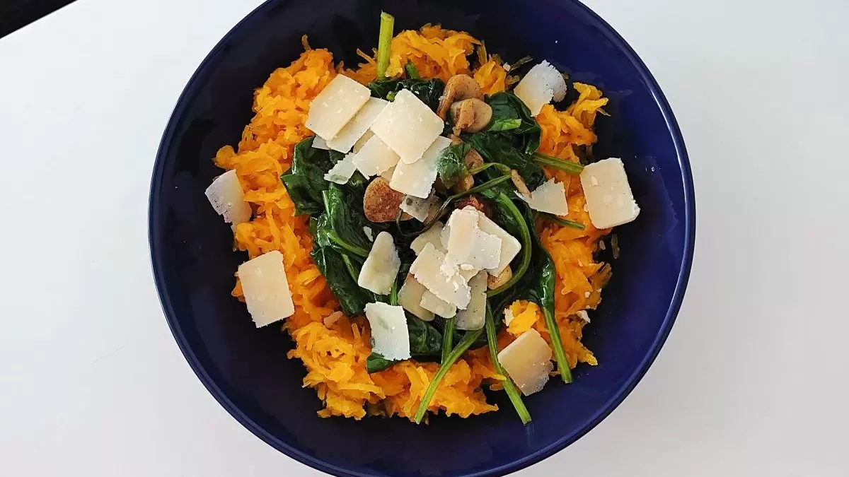 Dynia makaronowa ze szpinakiem i serem