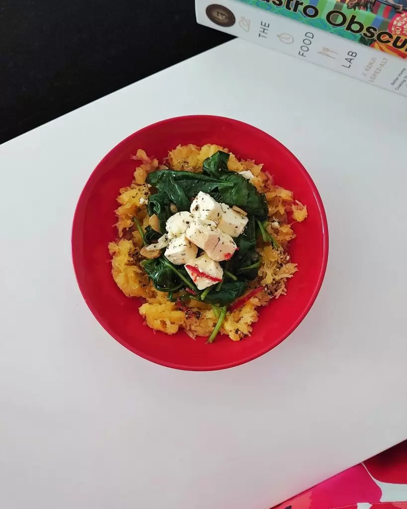 dynia makaronowa ze szpinakiem i serem