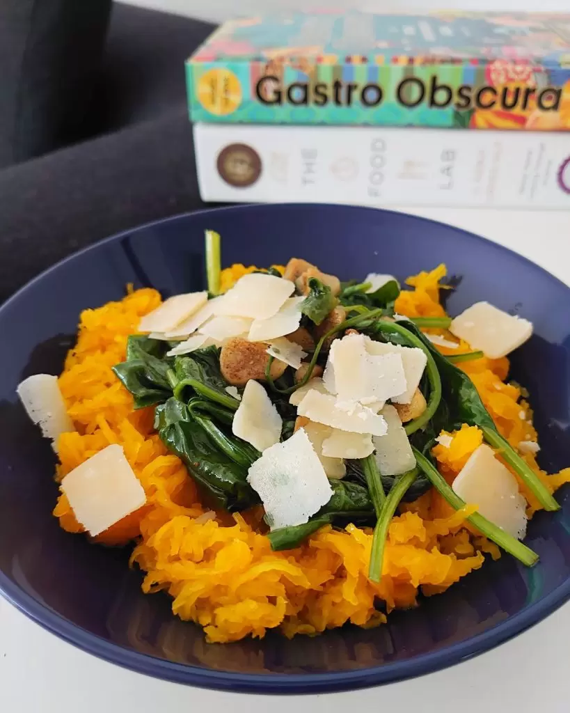 dynia makaronowa ze szpinakiem i serem