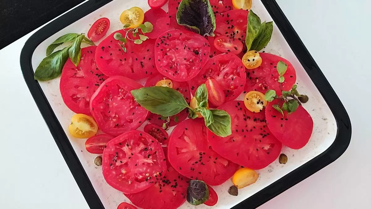 Sałatka z pomidorów z sosem