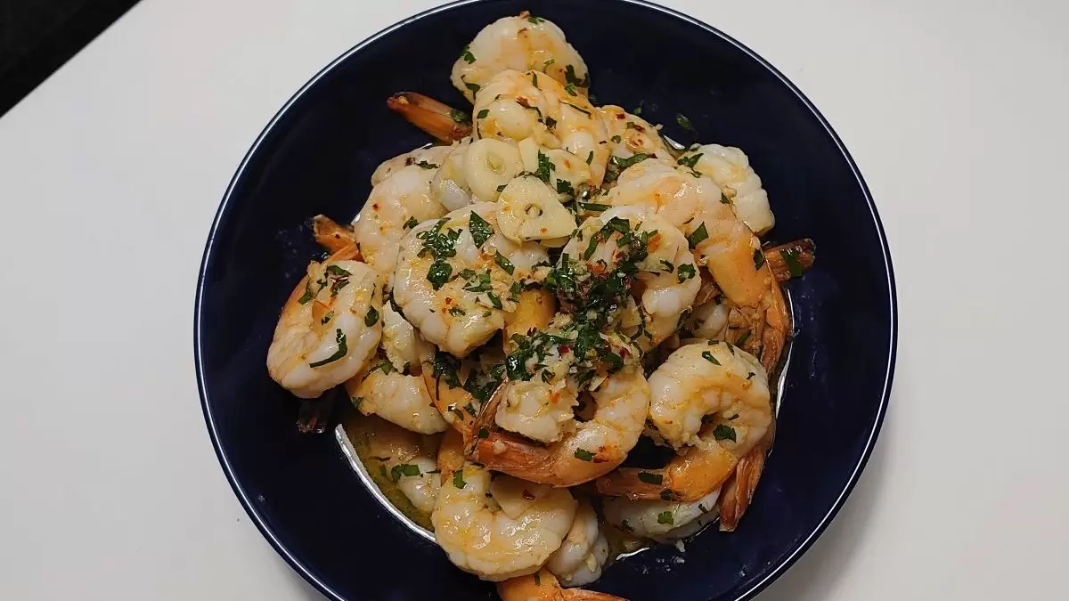 Krewetki w sosie maślano-winnym (shrimp scampi)