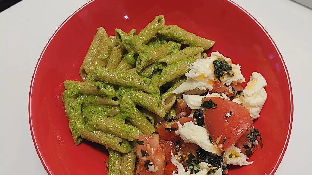 Sałatka caprese z dressingiem czosnkowym