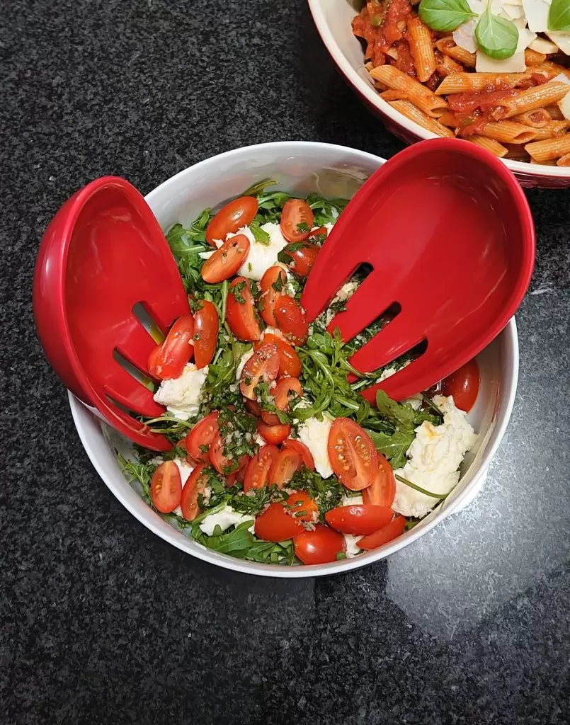 salatka caprese z dressingiem czosnkowym