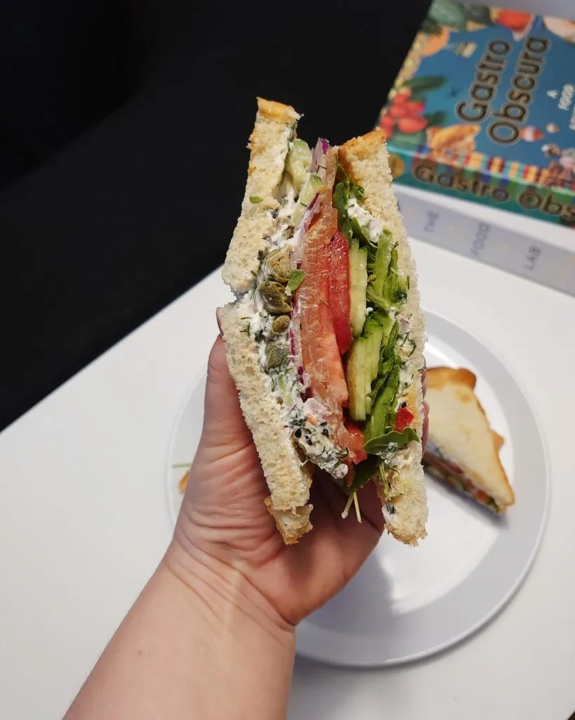 kanapki z lososiem i serkiem