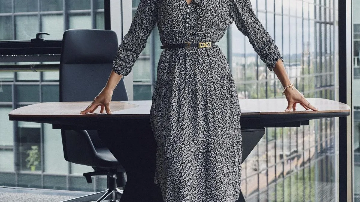 Wyjątkowe stylizacje do biura, które kradną wszystkie spojrzenia – jak stworzyć kobiecy look?