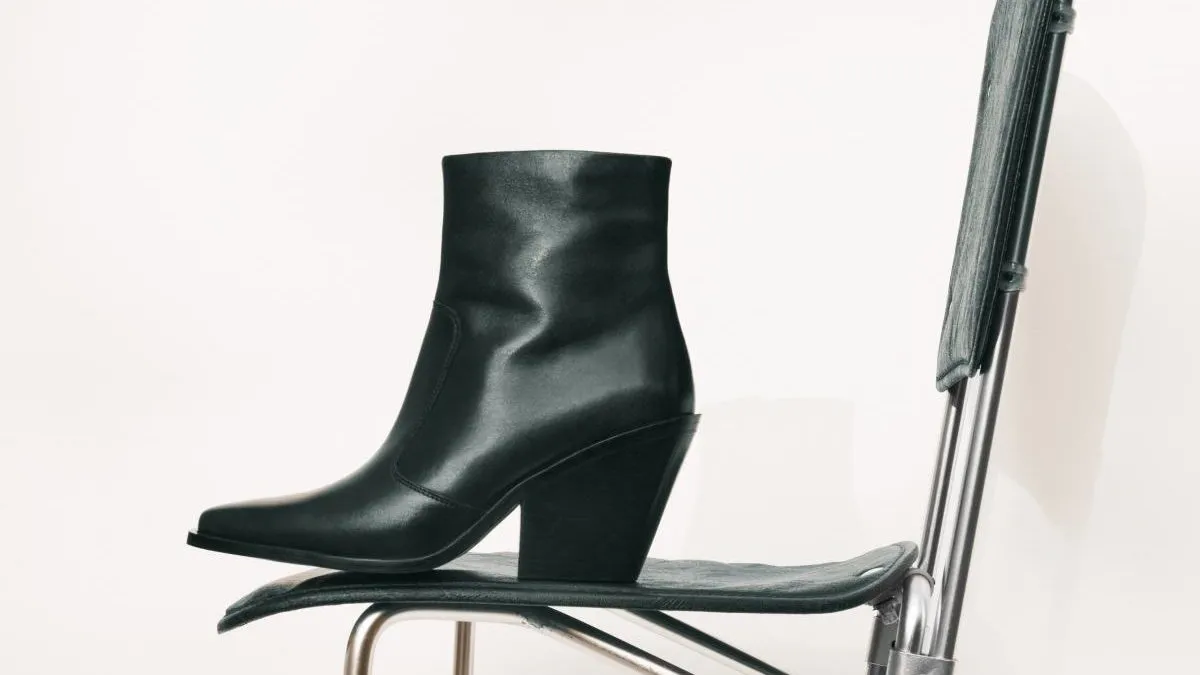Czarne botki na obcasie, które założysz na randkę