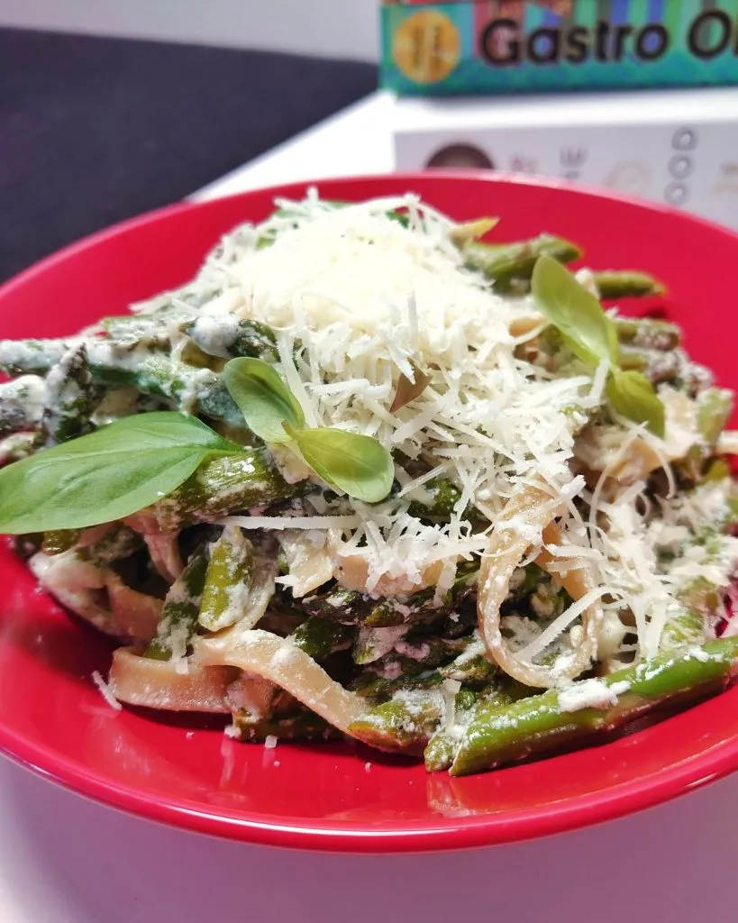 makaron ze szparagami i serem labneh