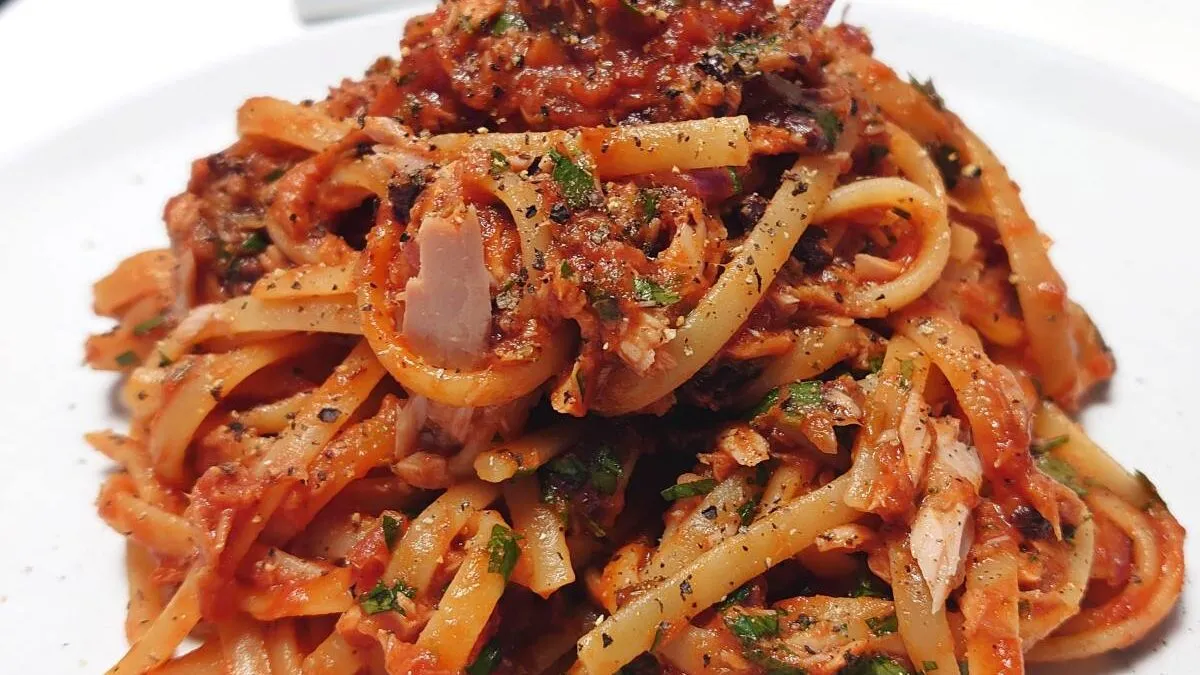 spaghetti puttanesca z tuńczykiem