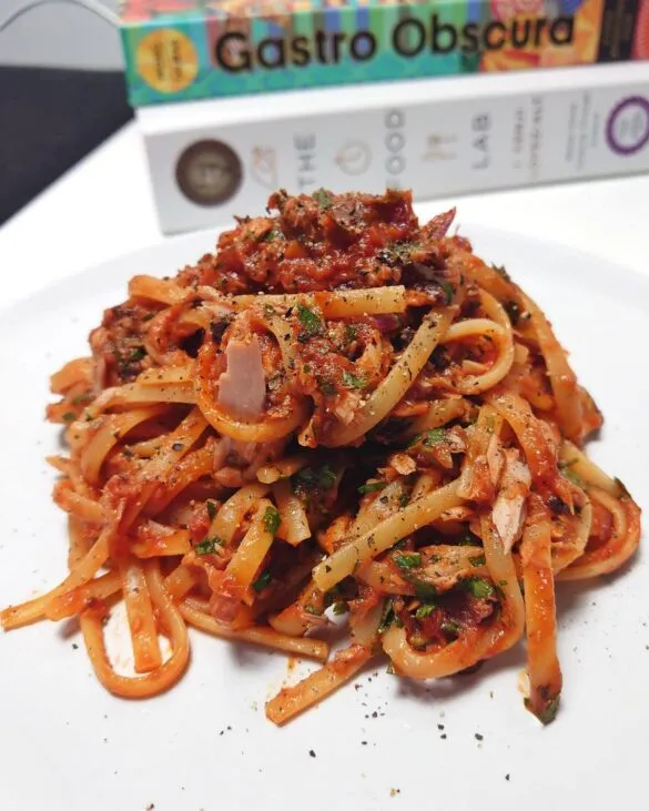 spaghetti puttanesca z tuńczykiem