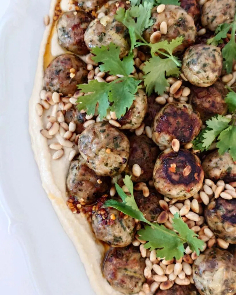 pieczona kofta na hummusie