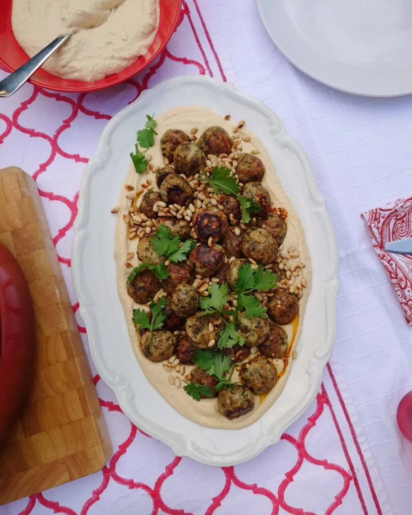 pieczona kofta na hummusie