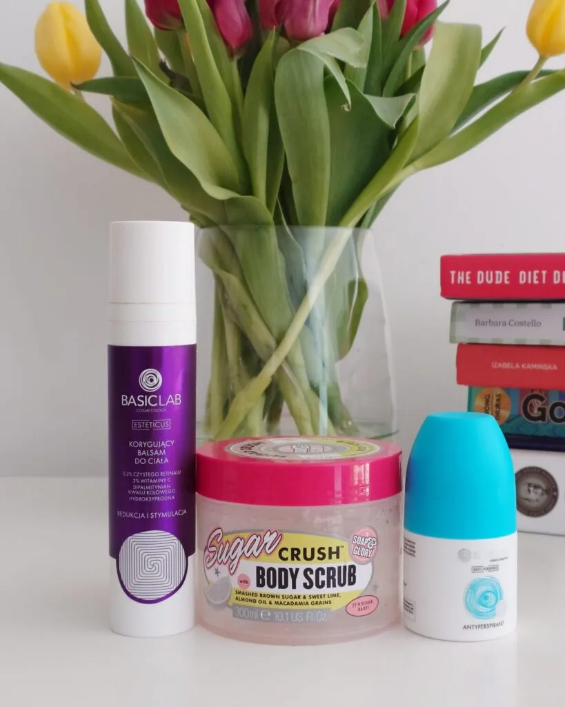 Pielęgnacja ciała denko: BasicLab balsam z retinalem, Soap & Glory Sugar Crush Body Scrub i antyperspirant BasicLab.