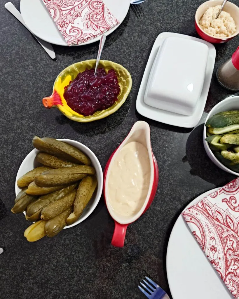 dodatki do jajek chrzan ćwikła sos tatarski ogórki kiszone na wielkanocnym blacie