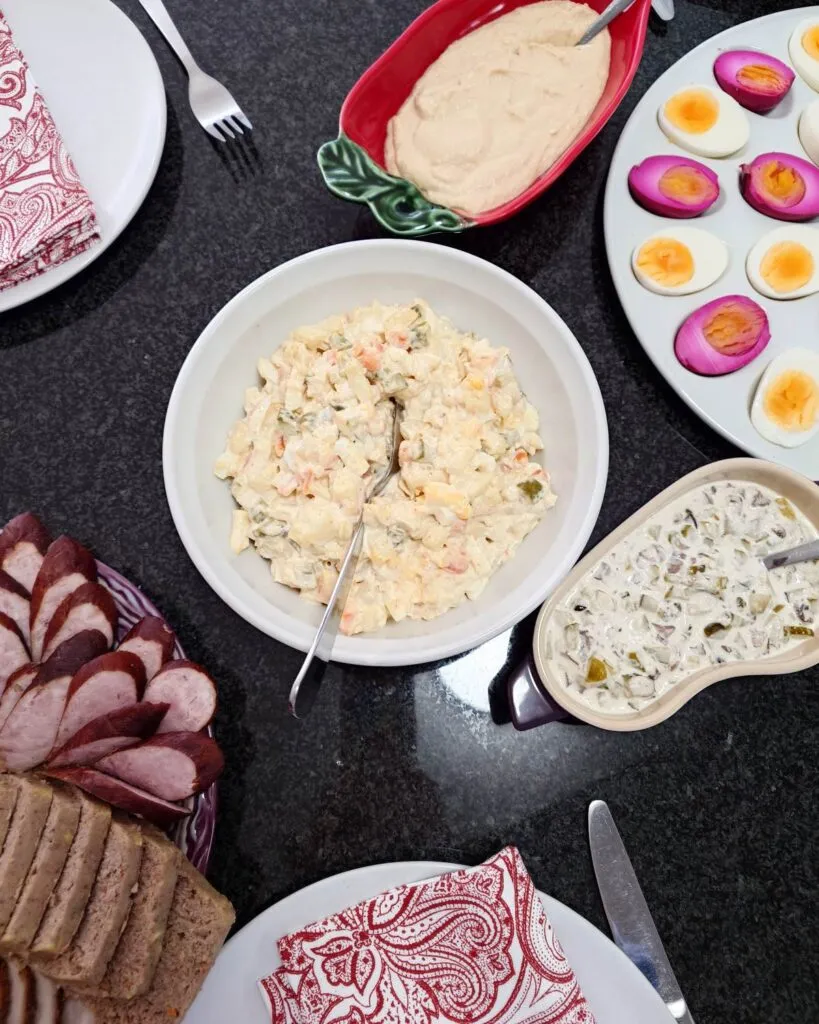 sałatka jarzynowa i domowy sos tatarski obok jajek marynowanych w buraczkach