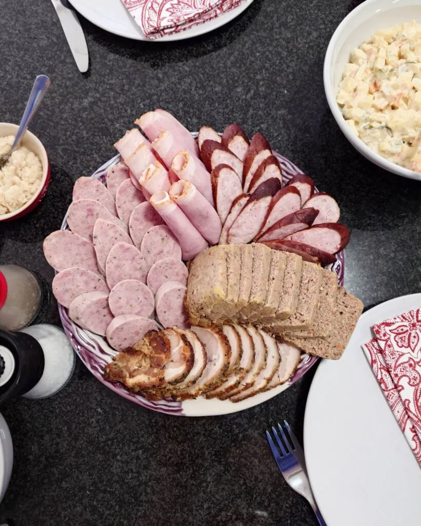 półmisek wędlin pasztet pieczeń rzymska biała kiełbasa na wielkanoc
