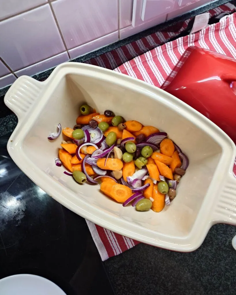 Warzywa, oliwki i cebula na dnie brytfanny do tagine