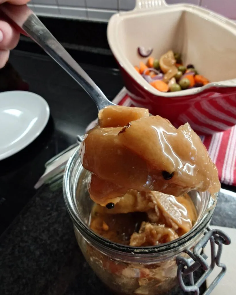 Kiszone cytryny na łyżce do marokańskiego tagine