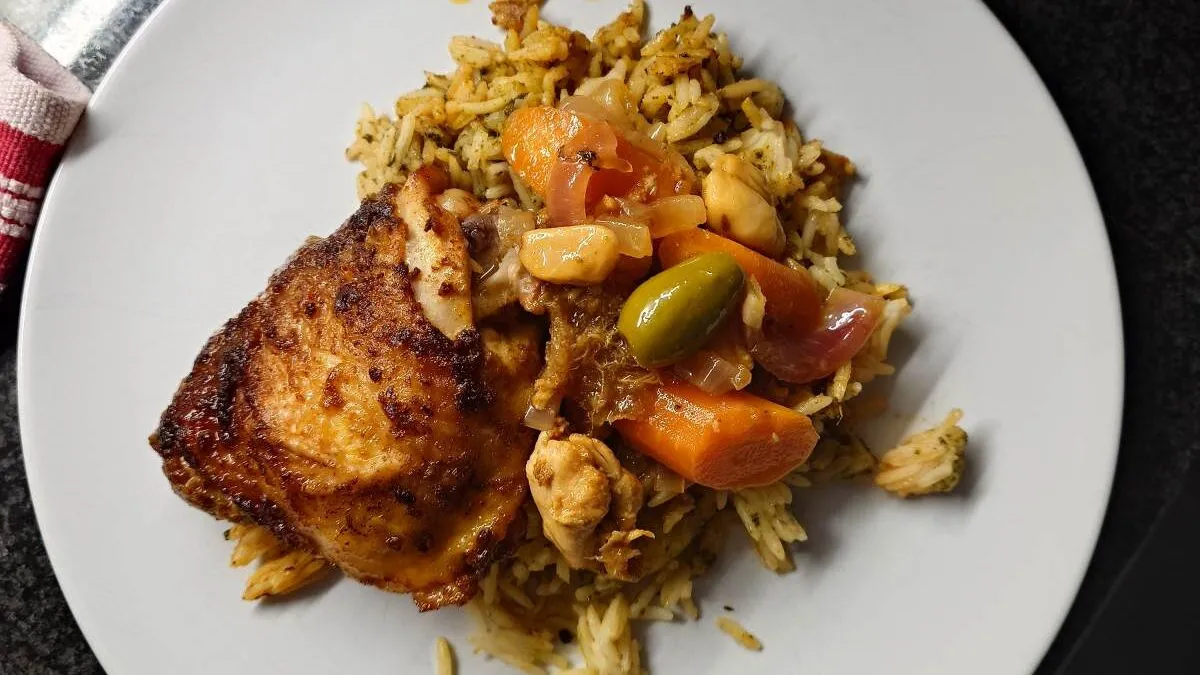 Aromatyczny tagine z kurczakiem, kiszoną cytryną i oliwkami z piekarnika